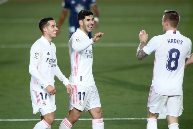 Marco Asensio y Lucas Vázquez celebran el 2-0 ante el Celta junto a Toni Kroos