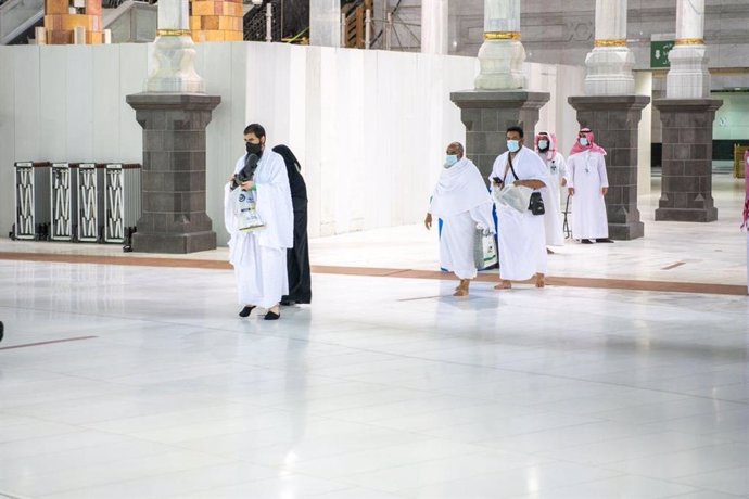 04 October 2020, Saudi Arabia, Mecca: Saudis and foreign residents arrive to preform Umrah at the Grand Mosque complex. The first group of Muslim pilgrims arrived at Islam's holiest site in Saudi Arabia on Sunday to perform the minor pilgrimage, the Umr