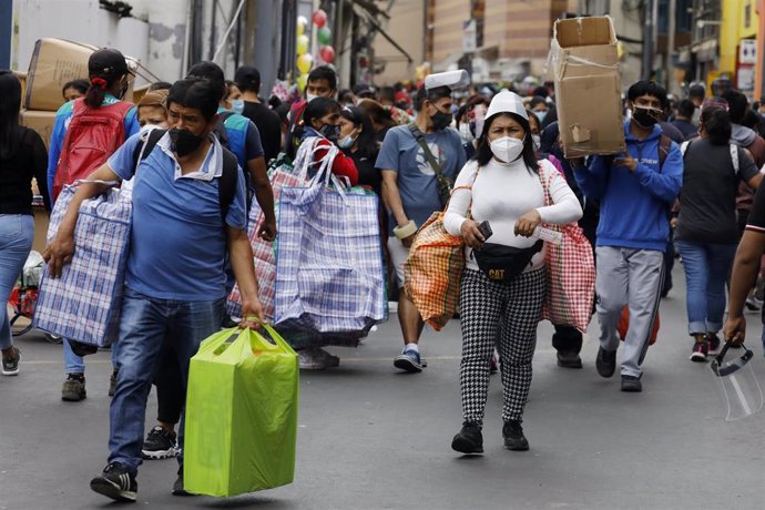 Calles de Perú con gente llevando mascarillas y ultimando las compras navideñas en el contexto de la pandemia del coronavirus.