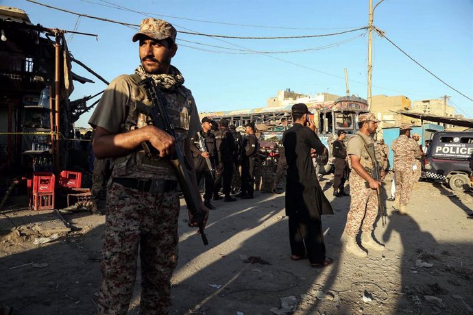 20 October 2020, Pakistan, Karachi: Members of the Pakistani security forces guard a cordoned off area at the scene of a bomb blast that targeted a bus terminal. At least six people have sustained injuries. Photo: -/PPI via ZUMA Wire/dpa