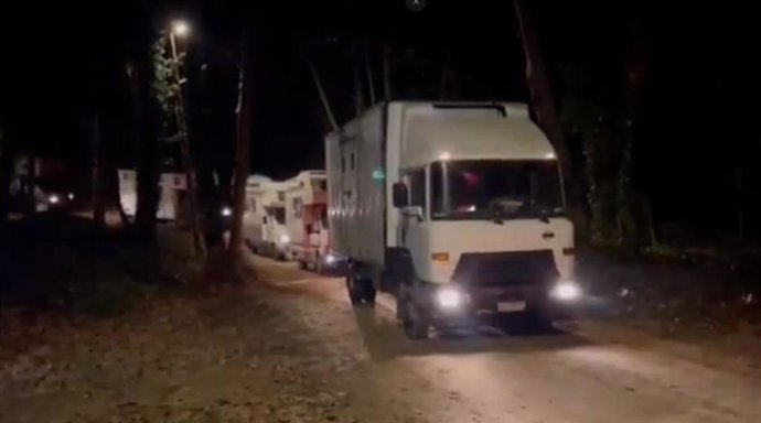 Los Mossos d'Esquadra y la Policía Local de Dosrius (Barcelona) han desalojado a once caravanas con personas que venían de la 'rave' en Llinars del Valls (Barcelona)