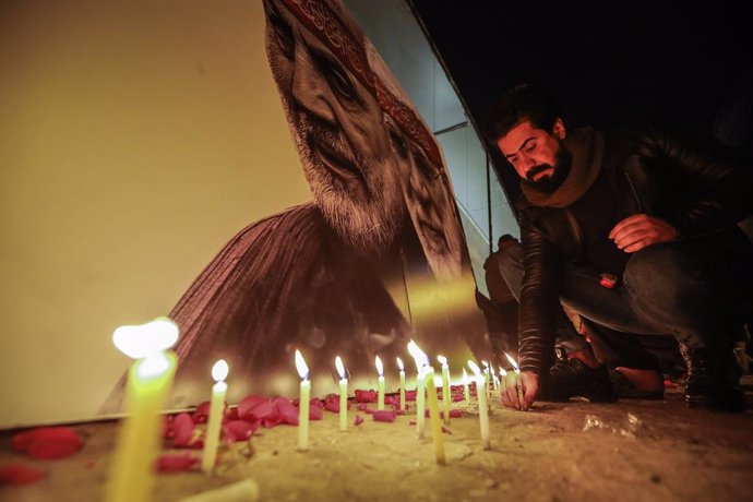 02 January 2021, Iraq, Baghdad: An Iraqi man commemorates the one-year anniversary of the death of Iranian military commander and head of it's Quds Forces, General Qasem Soleimani at the site of his assassination by the U.S. near the Baghdad Airport. Ph