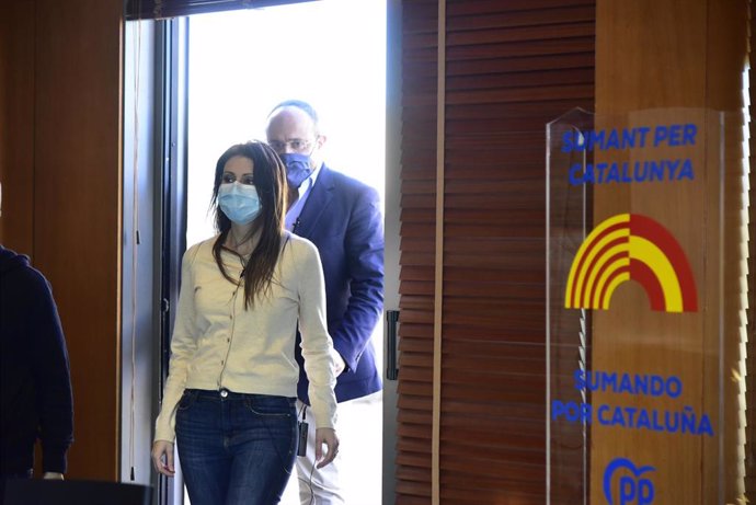La número 2 de la lista del PP a las elecciones catalanas y exportavoz de Cs en Cataluña, Lorena Roldán (i), acompañada del presidente del PP en Cataluña, Alejandro Fernández (d), durante el acto Sumando por Catalunya, en Barcelona.