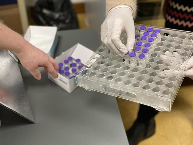 Cvirus.- Cantabria sigue inmunizando pese a la incidencia de Pfizer y Revilla dice que son "muy pocas vacunas"