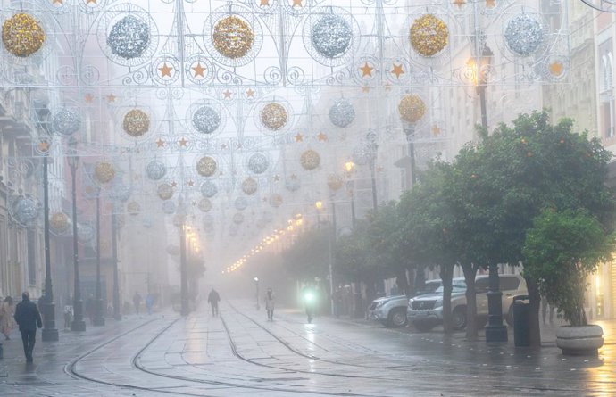 La ciutat s'ha inundat de bancs de boires al matí, a la imatge l'avinguda de la Constitución. Sevilla, 15 de desembre del 2020