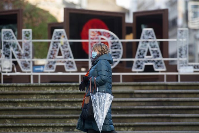 Una mujer pasa frente a un luminoso con la palabra Nadal en Lugo