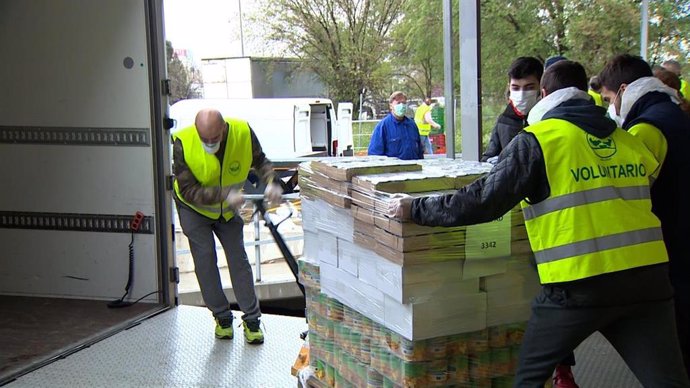 Guardia Real y voluntarios recogen los alimentos del Banco de Alimentos de Alcalá de Henares y los reparte por toda la Comunidad.