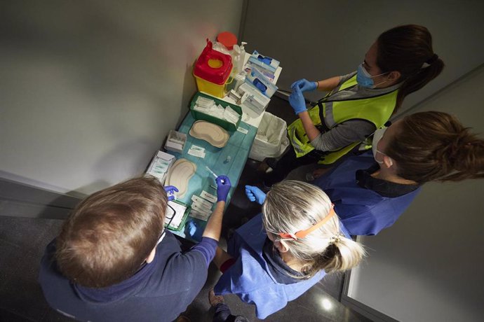 Varios trabajadores sanitarios, con material necesario para administrar la vacuna contra la COVID-19, en Pamplona, Navarra (España), 