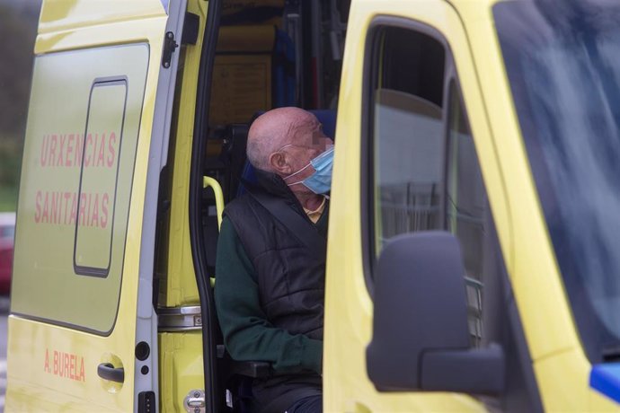 Un anciano permanece dentro de una ambulancia tras ser trasladado de la residencia de ancianos de San Cibrao 