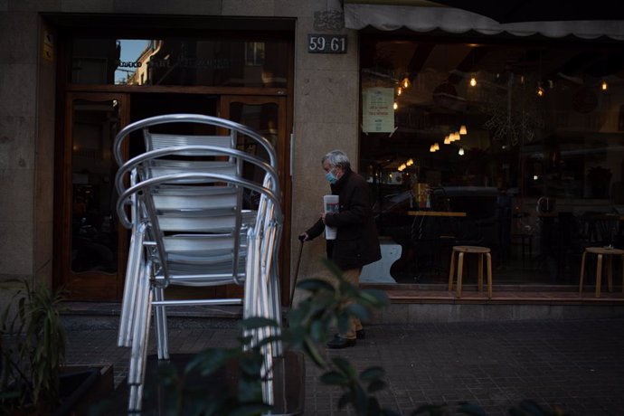 Cadires buides en una terrassa d'un cntric carrer de Barcelona, Catalunya (Espanya), a 21 de desembre de 2020. 