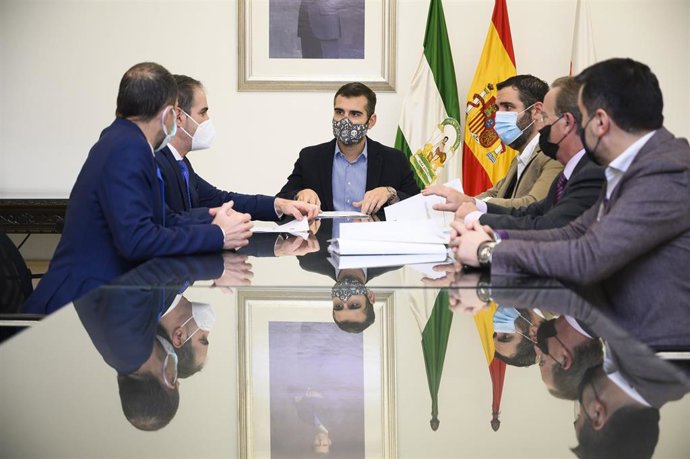Alcalde de Almería firma convenios con empresas de formación