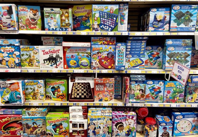 Sección de juegos de mesa en una tienda de juguetes infantiles.