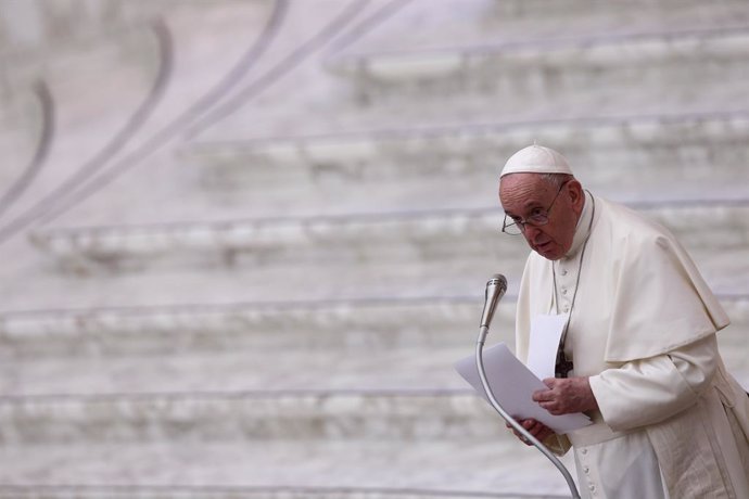 21 December 2020, Vatican, Vatican City: Pope Francis leads an audience for the workers and employess of the Vatican City in Aula Paolo VI. Photo: Evandro Inetti/ZUMA Wire/dpa