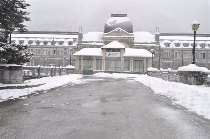 Foto de archivo de la estación ferroviaria de Canfranc cubierta de nieve. 