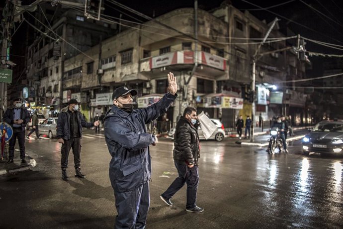17 December 2020, Palestinian Territories, Gaza: Police officers impose a 48-hour curfew to prevent the spread of the coronavirus (COVID-19) disease. Photo: Abed Alrahman Alkahlout/Quds Net News via ZUMA Wire/dpa