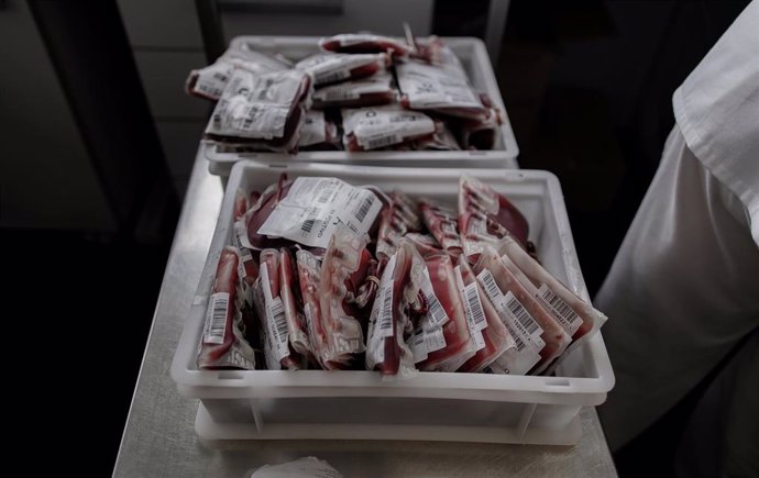 Cajones con bolsas de transfusión de sangre tras su clasificación en el Centro de Transfusión de la Comunidad de Madrid