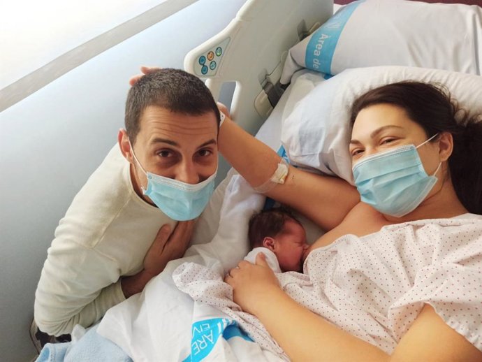 Enea, el primer bebé del año nacido en Formentera, arropado por sus padres, una pareja italiana.