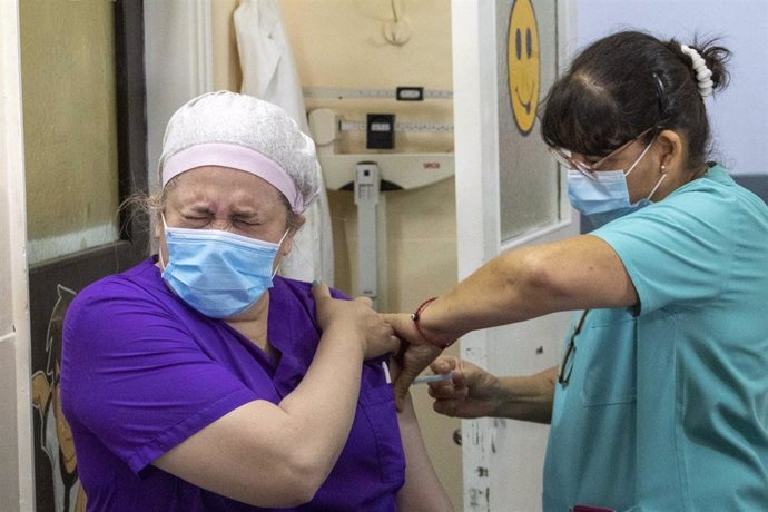 Una sanitaria del Hospital San Martín de Buenos Aires recibe la primera dosis de la vacuna rusa contra el coronavirus, la Sputnik V