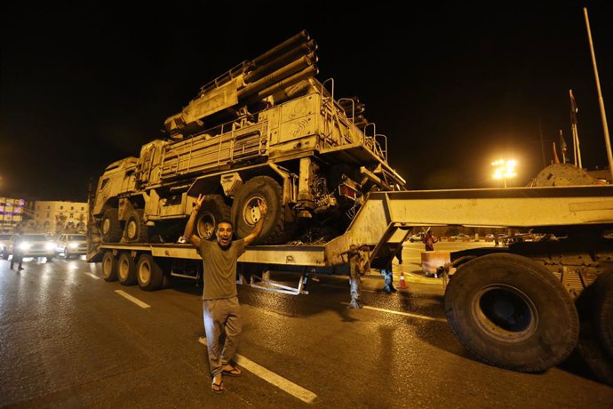 20 May 2020, Liberia, Tripoli: Libyans gather at the Martyrs Square to inspect Russian-made Pantsir air defense system, used by warlord Khalifa Haftar's militias, after it was destroyed by the Army of the UN-recognised Government of National Accord (GNA