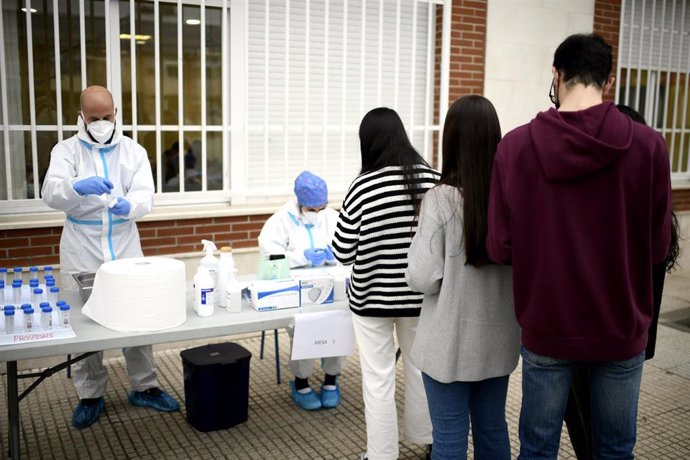 Alumnos de un centro educativo esperan su turno para realización de un test de RT-PCR en saliva.