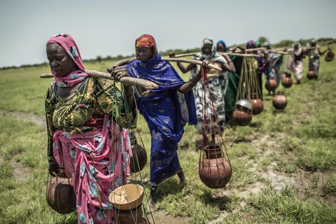 Mujeres transportan cántaros con agua en Guera (Chad)