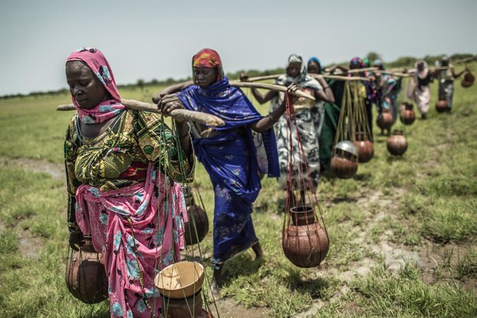 Sauda Hamid transportando cántaros con agua en Guera (Chad)