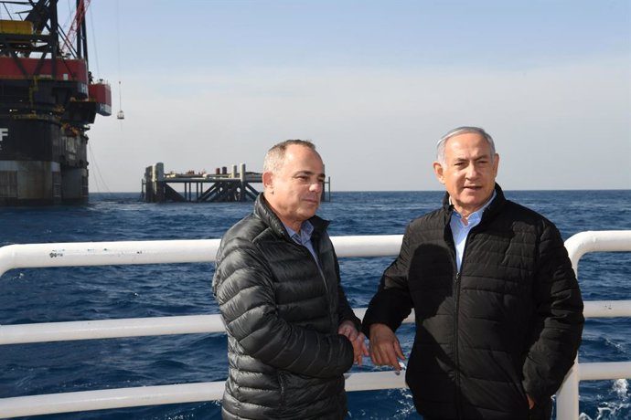 HANDOUT - 31 January 2019, Israel, ---: Israeli Prime Minister Benjamin Netanyahu (R) and Israeli Energy Minister Yuval Steinitz attend the inauguration of the foundation for the platform of the Leviathan natural gas field in the Mediterranean Sea. Phot