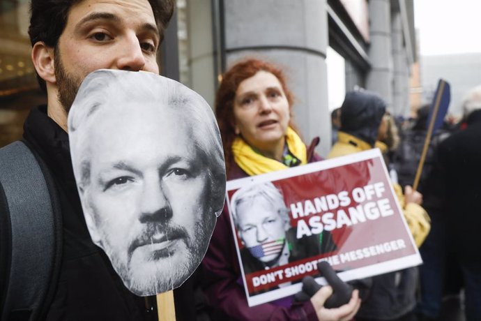 24 February 2020, Belgium, Brussels: People take part in a demonstration in front of the United Kingdom embassy in Brussels against the extradition of Wikileaks founder Julian Assange. Photo: Thierry Roge/BELGA/dpa