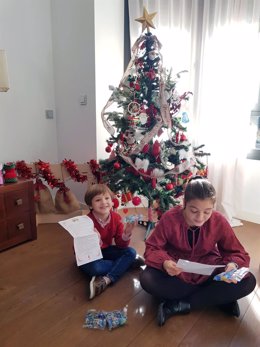 Niños de Almería leen carta de los reyes.