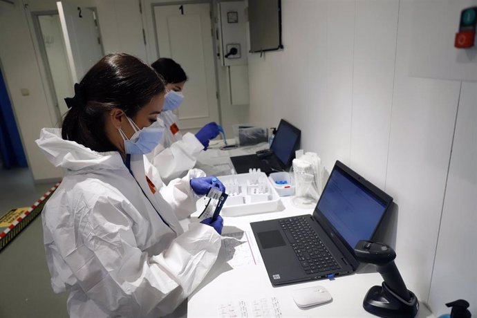 Dos sanitarias realizan pruebas PCR.