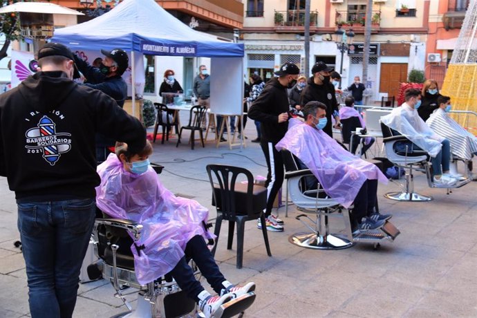 Barberos solidarios en Almuñécar