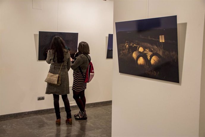 Las imágenes de los alumnos y alumnas del Aula Municipal de Fotografía de Villamediana protagonizan la exposición De la Noche, la luz, que acoge la Sala Ibercaja en el festival Actual