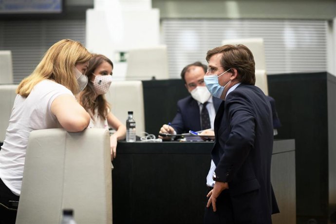 La delegada de Cultura, Andrea Levy (2i), el delegado de Movilidad, Borja Carabante (3i) y el alcalde de Madrid, José Luis Martínez Almeida (1d) antes de la sesión  plenaria en el Palacio de Cibeles, sede del Ayuntamiento de Madrid