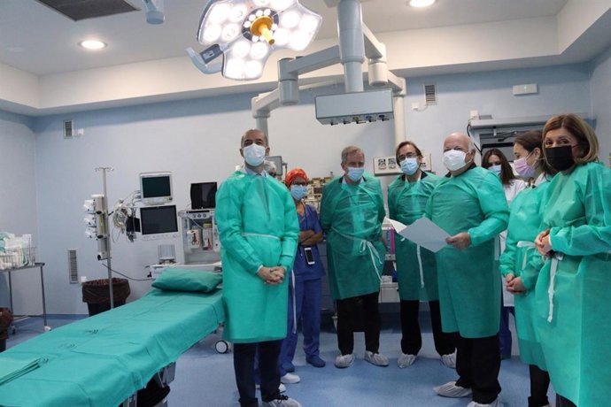 El consejero de Salud y Familias, Jesús Aguirre (tercero por la dcha.), en su visita a la UCI del Reina Sofía.
