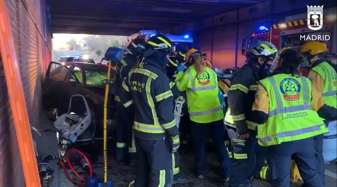 Dos heridos graves en un choque frontal entre dos coches en un túnel bajo la A-2, en Madrid