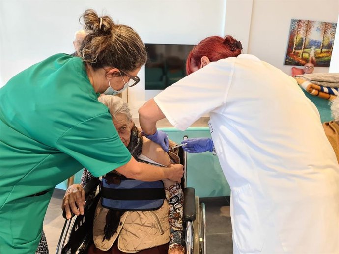 Vacunación en una residencia de La Palma