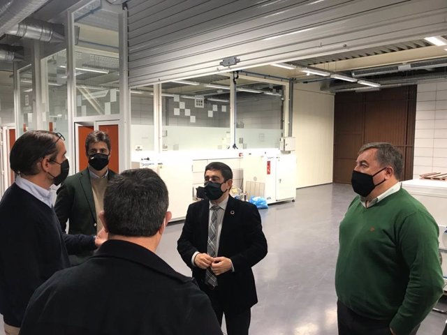 Reyes visita las instalaciones de Innovarcilla.