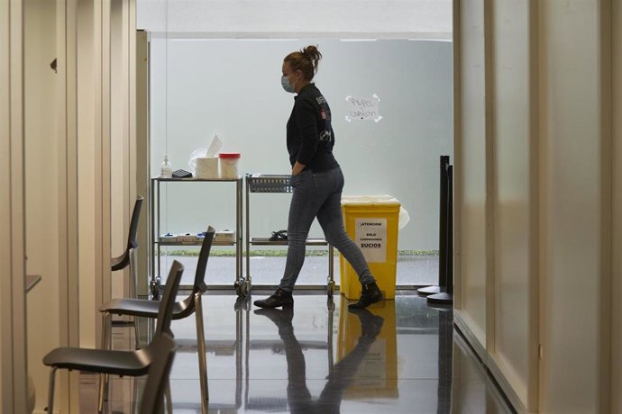 Un dispositivo en un centro de Refena para administrar la vacuna contra la COVID-19 a profesionales sociosanitarios, en Pamplona, Navarra (España)