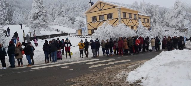Evacuación de personas atrapadas por la nieve en el Puerto de Navacerrada de Madrid