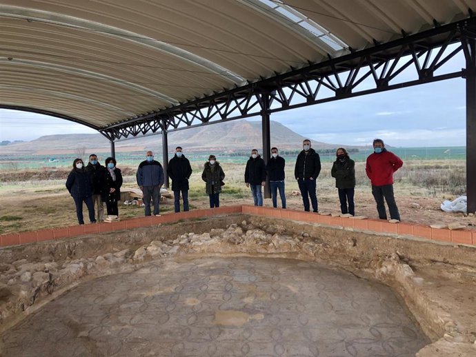 El director general de Cultura - Institución Príncipe de Viana con autoridades de Abllitas y personal que ha trabajado en la restauración.