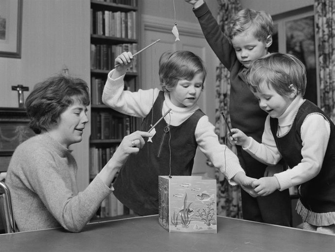 Davina Ingrams, 18Th Baroness Darcy De Knayth Plays Fishing With Her Children