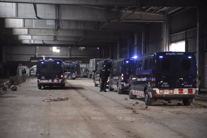 Varios Mossos d'Esquadra durante el desalojo de la rave que se celebraba desde la noche de fin de año en Llinars del Valls, Barcelona