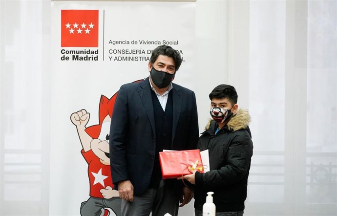 El consejero de Vivienda y Administración Local, David Pérez, entrega los diplomas de los Premios 'Una imagen y algunas palabras'