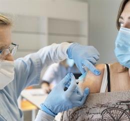 Una enfermera pone una vacuna