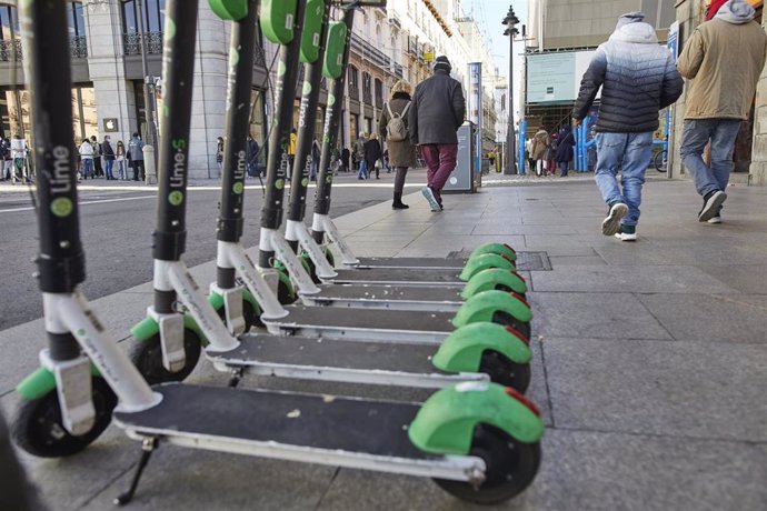 Varios patinetes eléctricos estacionados en el centro de Madrid (España).
