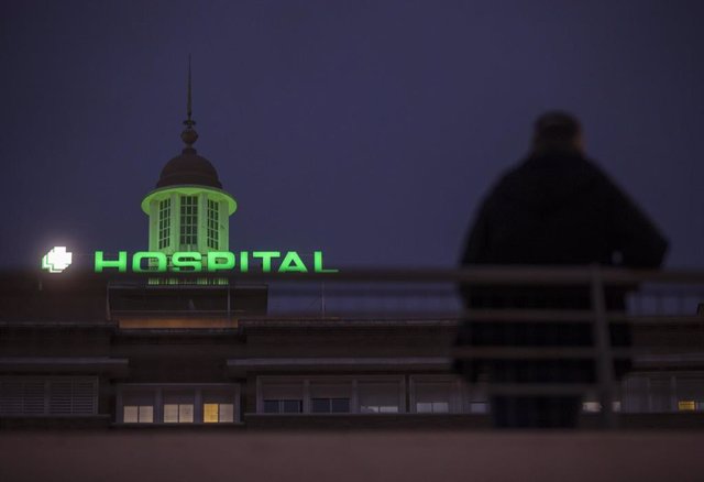 El Hospital Universitario Virgen del Rocío de Sevilla ilumina su cúpula de verde como símbolo de resiliencia para los profesionales y ciudadanos que colaboran durante el estado de alarma por el nuevo coronavirus, foto de archivo