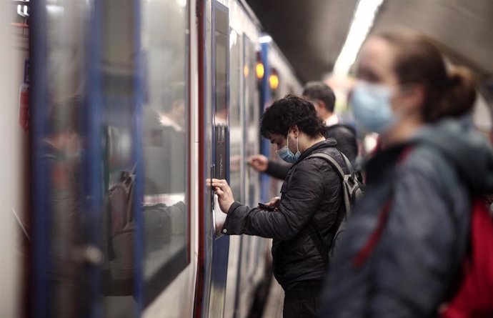 Pasajeros en un andén del Metro de Madrid