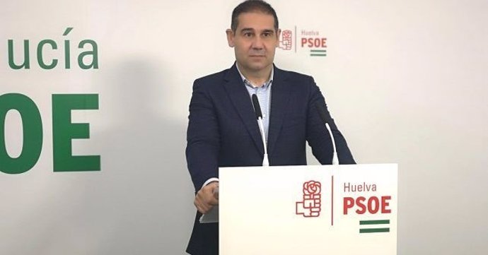 El diputado nacional y portavoz del PSOE de Huelva, José Luis Ramos, en rueda de prensa.