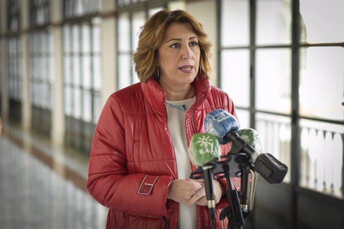 La secretria general del PSOE-A, Susana Díaz, atén els mitjans aquest dilluns al Parlament andalús (Foto d'arxiu).