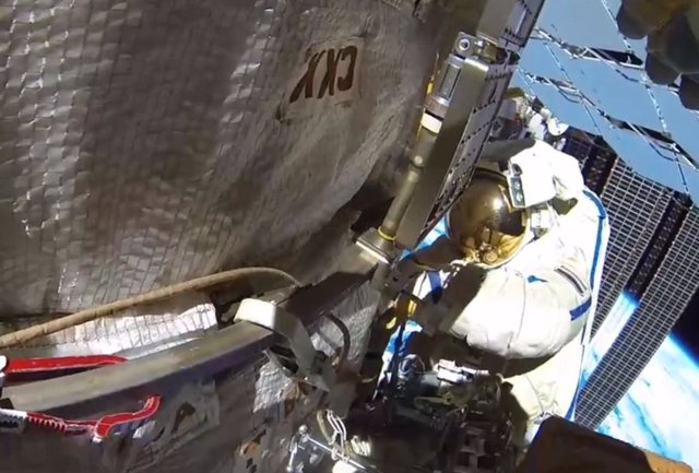 Cosmonauta durante una actividad extravehicular en la Estación Espacial